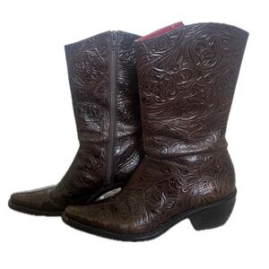Gianni Bini Embossed LEATHER Cowgirl boots. Mid Calf. 8M